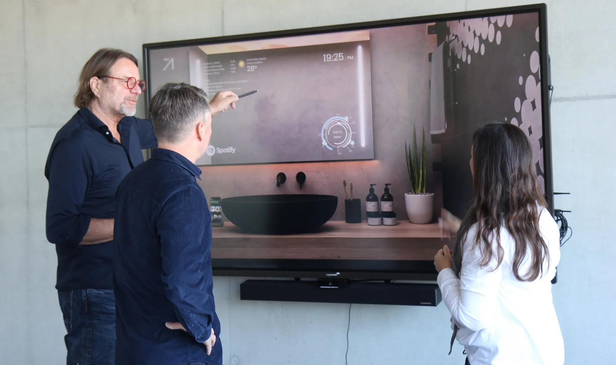 Die Planer besprechen sich am großen Bildschirm